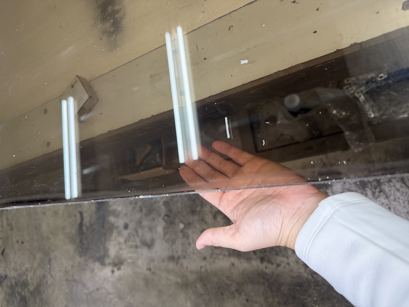 現場紀錄：面板底邊電極帶（busbar）處的色調與霧度斷層
