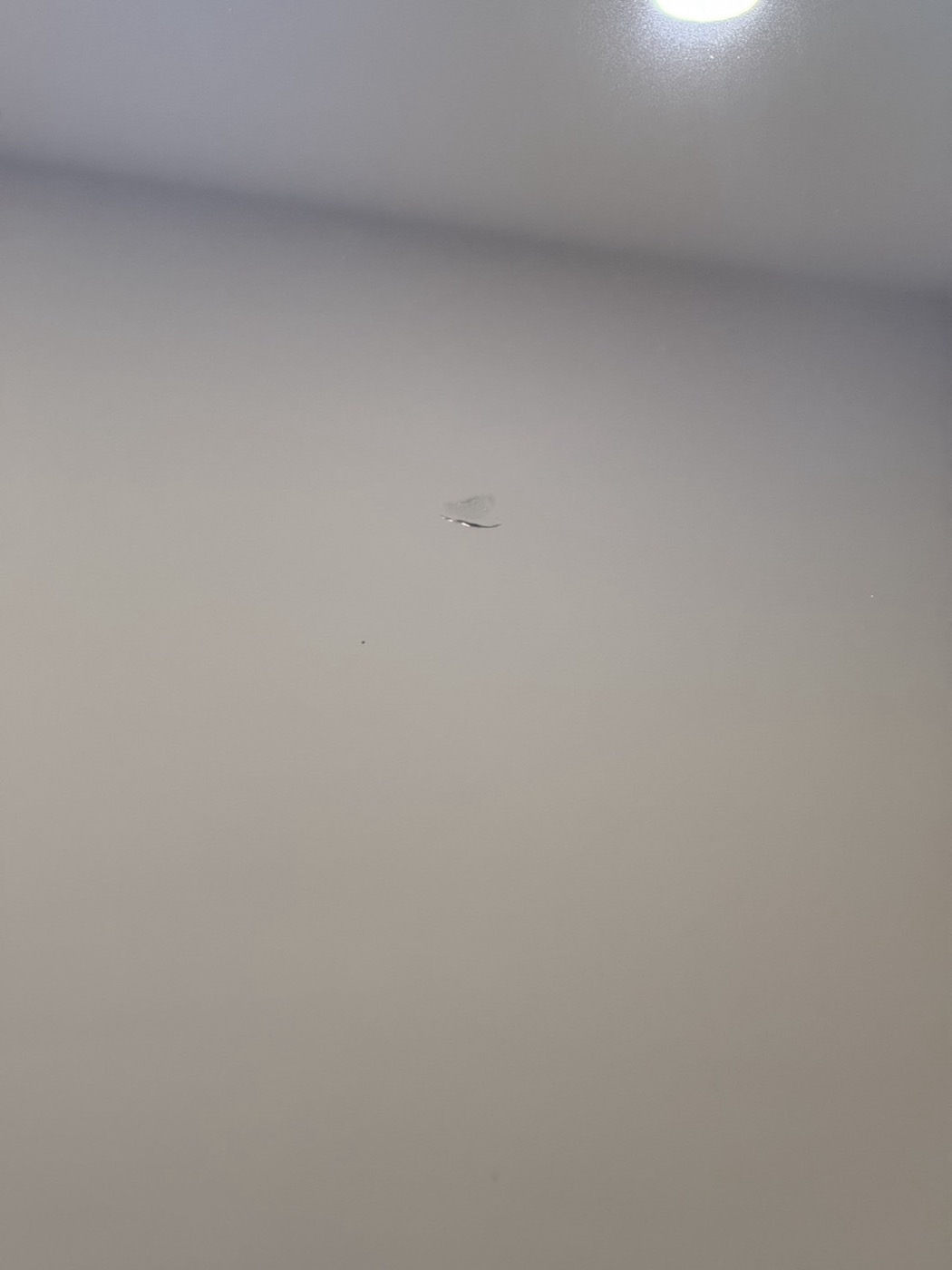 玻璃表面沾黏的矽利康顆粒